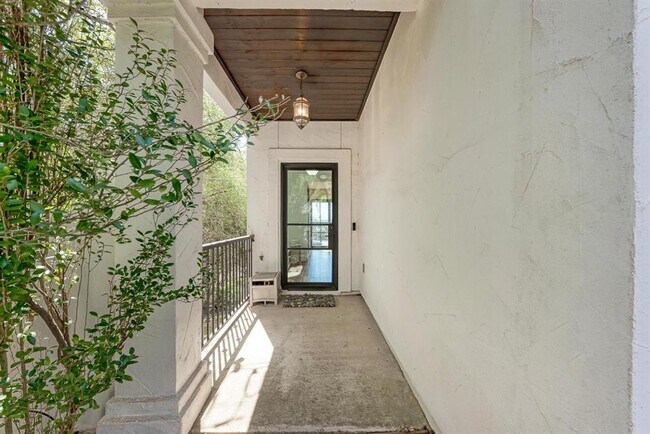 Building Photo - 13803 Lakeview Dr