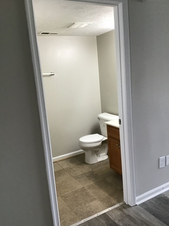 Building Photo - 3 Bed 1.5 Bath Townhome