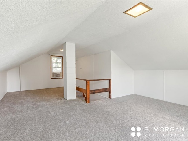 Building Photo - 3 bedroom , 2 bathroom House - Recently Up...