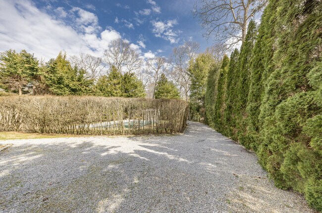 Building Photo - 13 Sycamore Dr