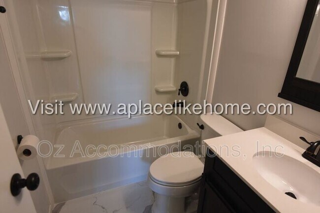 Building Photo - 3310 Iroquois Ln