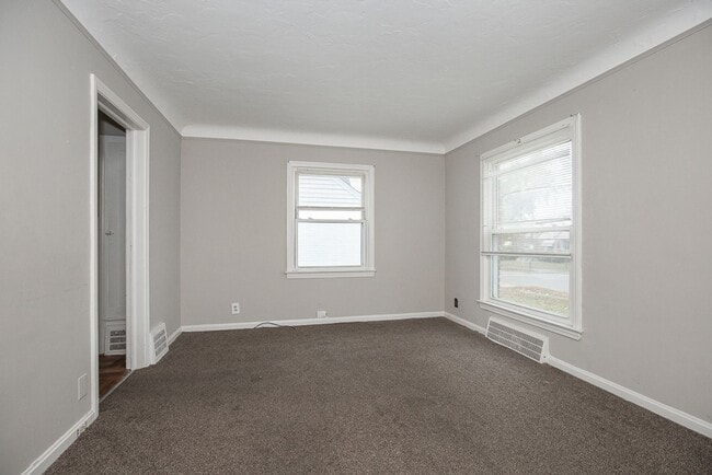 Building Photo - 2 BED 1 BATH SINGLE FAMILY HOME IN THE LEE-MILES NEIGHBORHOOD!