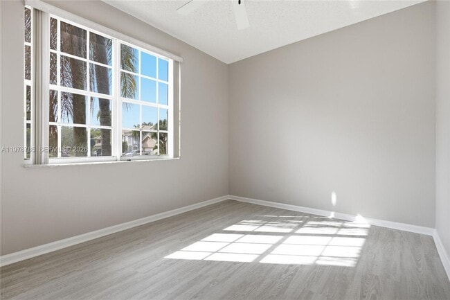 Building Photo - 575 SE 29th Dr