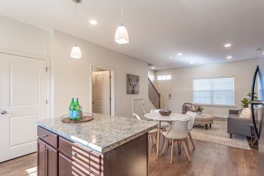 Building Photo - 274 Trunk St NE