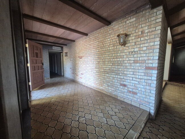 Building Photo - Spacious 4 bedroom 2 bath