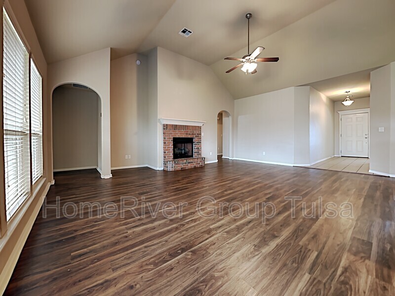 Building Photo - 9016 N 156th E Ave