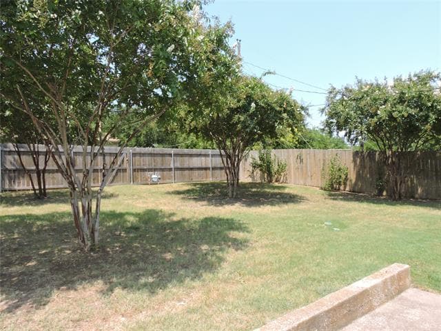 Building Photo - 11927 Hoblitzelle Dr