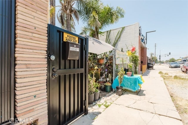 Building Photo - 10550 1/4 W Victory Blvd