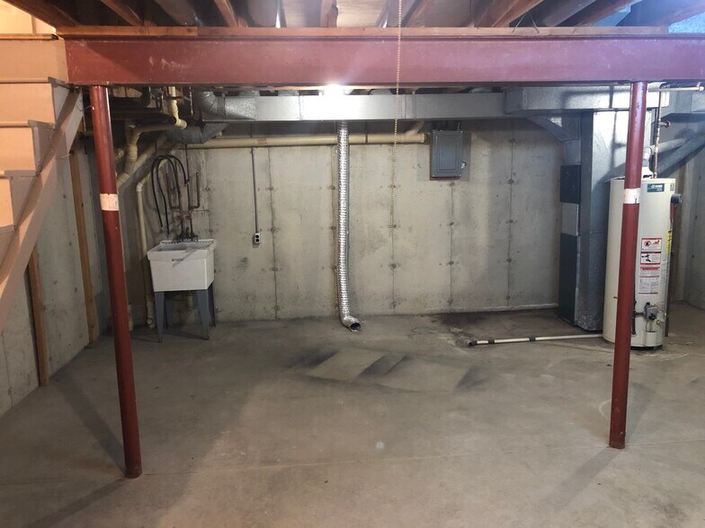 Building Photo - 770 N Main St