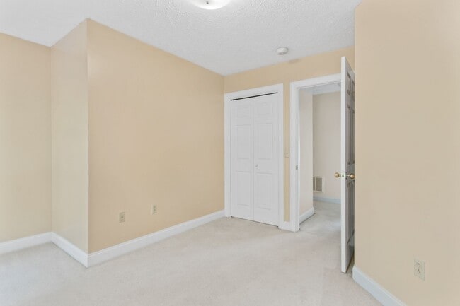 Building Photo - 3 bed/2.5 bath Off street parking