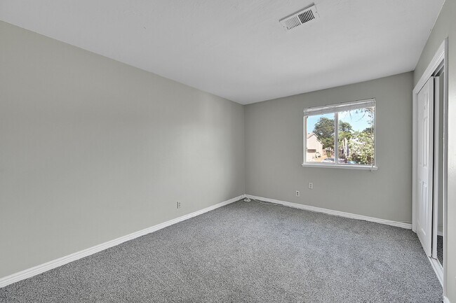 Building Photo - $1,650.00 - 2 Bedrooms, 1.5 Bathrooms Condo in Aurora with Cozy Fireplace!