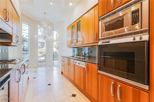 Building Photo - 2857 Paradise Rd