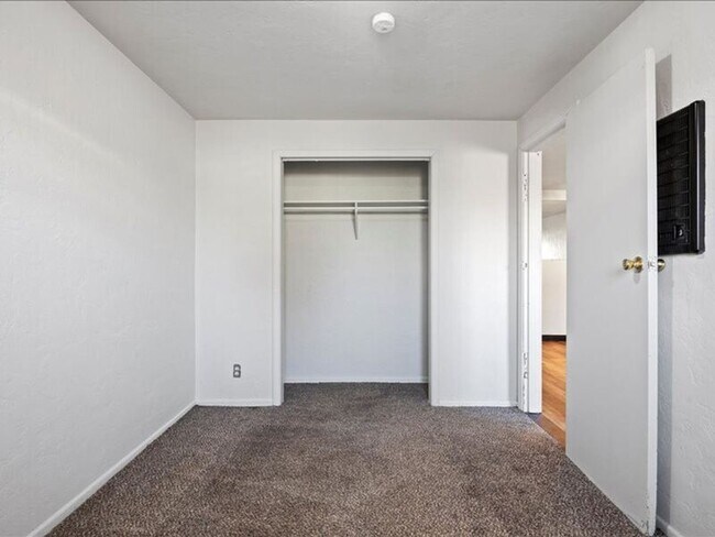 Building Photo - 928 W Ruby St