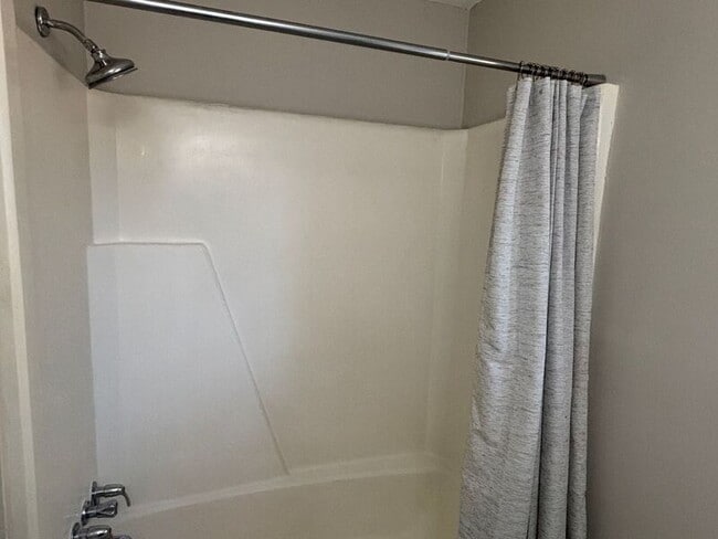 Building Photo - 415 Parkdale Dr