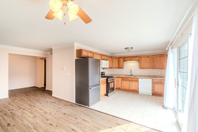 Building Photo - 474 N Fox Hills Dr