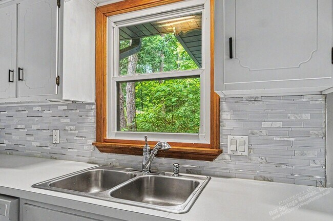 Building Photo - West Gate Area Home | Home | Unfurnished