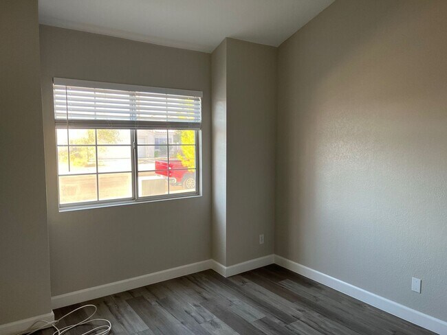 Building Photo - Newly Remodeled - Henderson