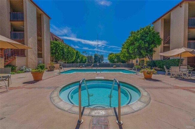 Building Photo - Resort-Style Living in Signal Hill - 2 Bed/2 Bath Condo for Lease