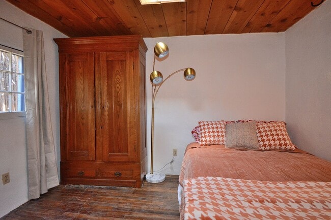 Building Photo - 142 Duran St