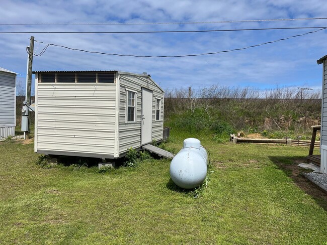 Building Photo - 3BR/2BA Mobile Home with Storage Unit Included - Available Now!