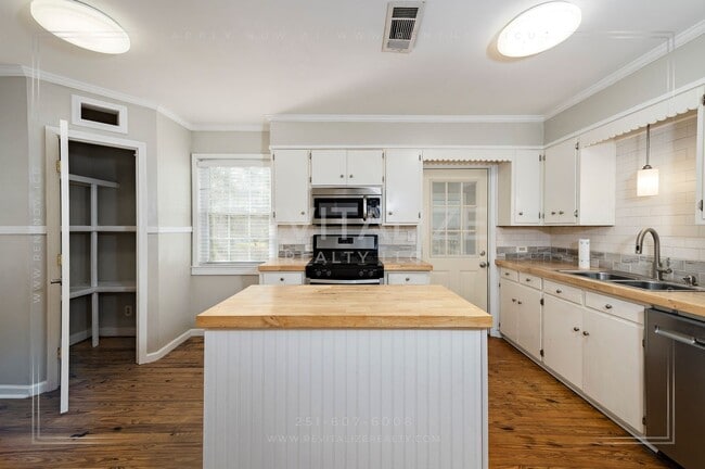 Building Photo - Updated 2 Bed 1 Bath Cottage in Established Neighborhood!