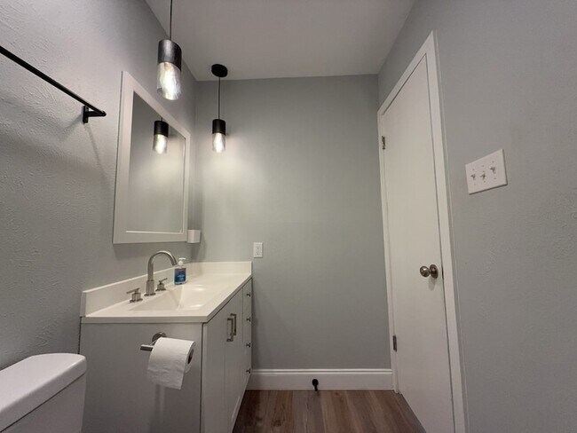 Building Photo - 8917 Vernon Dr