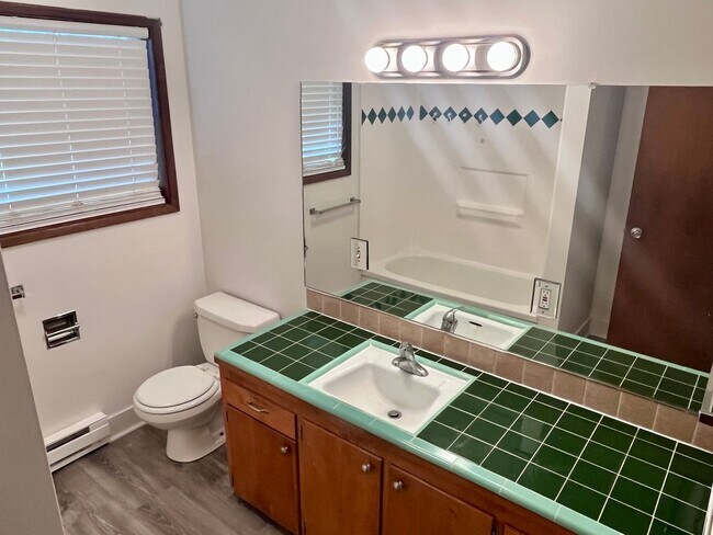 Building Photo - Single level 2 bed flat meets Midcentury COOL