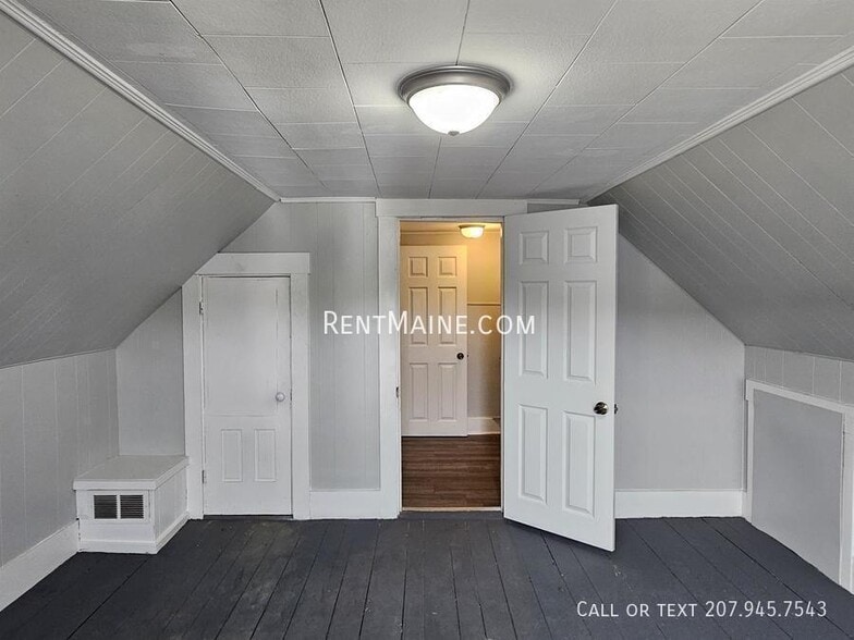 Building Photo - 27 Elm St