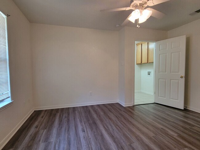 Building Photo - 914 Crymes Ln