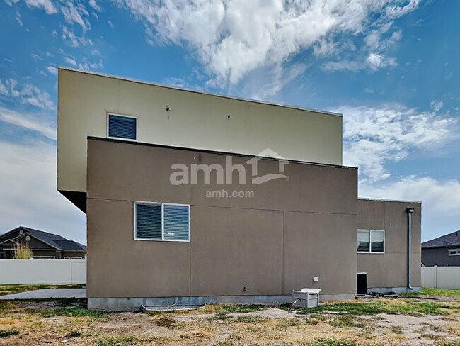 Building Photo - 586 S Lake View Dr