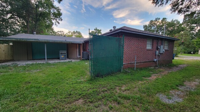 Building Photo - 2100 Hill Top Ct