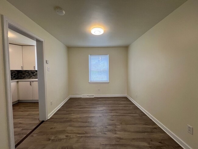 Building Photo - Updated 2BR house with off street parking!
