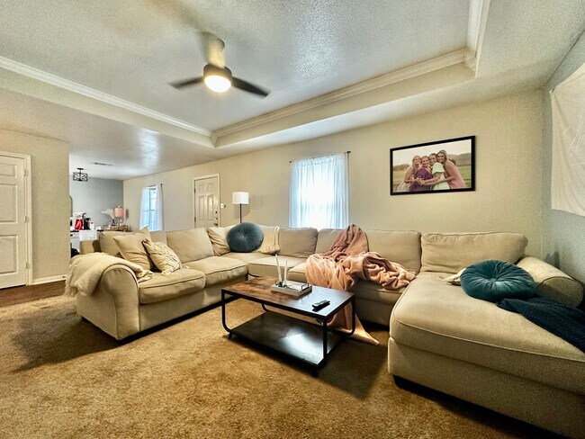 Building Photo - Spacious 4/2 Walking Distance to Campus & ...