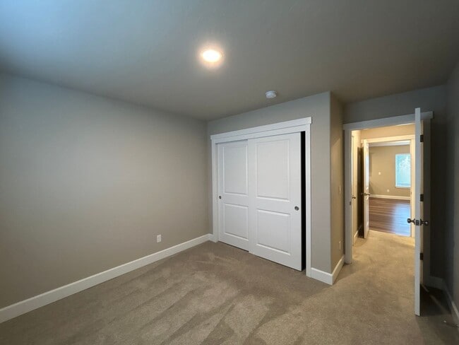Building Photo - Beautiful 3 Bedroom / 2 Bathroom Home in S...