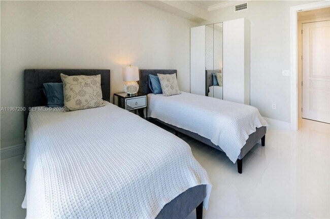 Building Photo - 18101 Collins Ave