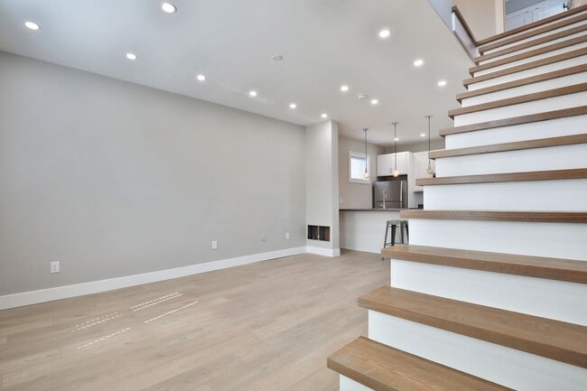 Building Photo - EAST FRANKLINTON ARTIST DISTRICT!  SUNNY N...