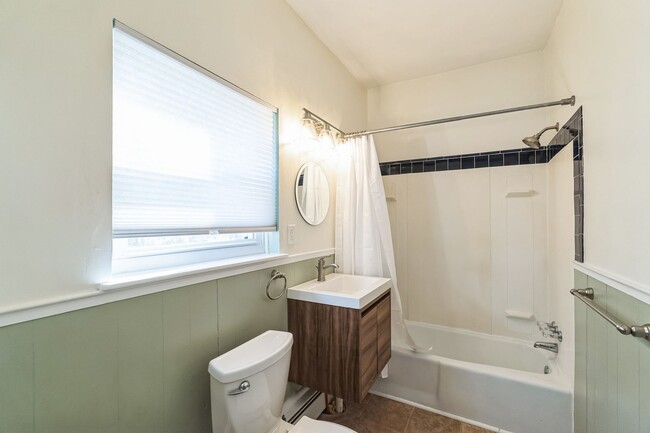 Building Photo - Recently Renovated 1 Bed, 1 Bath Gem in Wi...