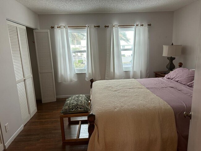 Building Photo - 9417 S Ocean Dr