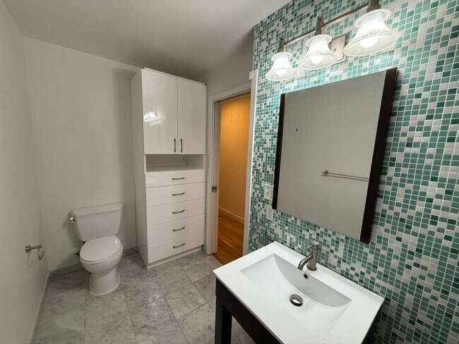 Building Photo - Two Bed Two Bath in Cap Hill (2 Parking Spaces and Storage Included!)