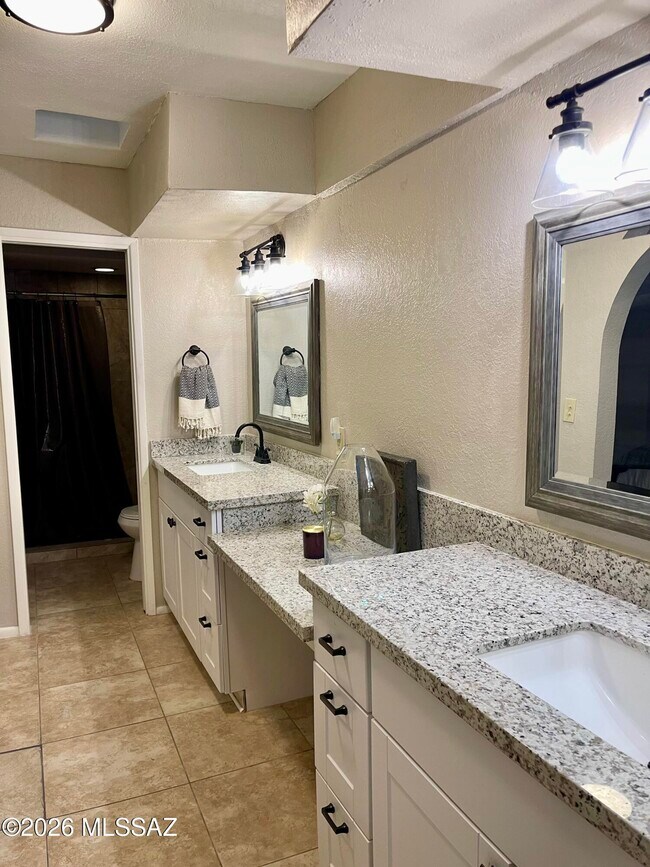 Building Photo - 2434 N Shade Tree Cir