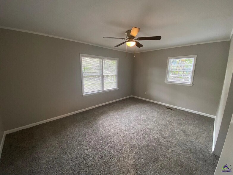 Building Photo - 827 Oak Ridge Dr