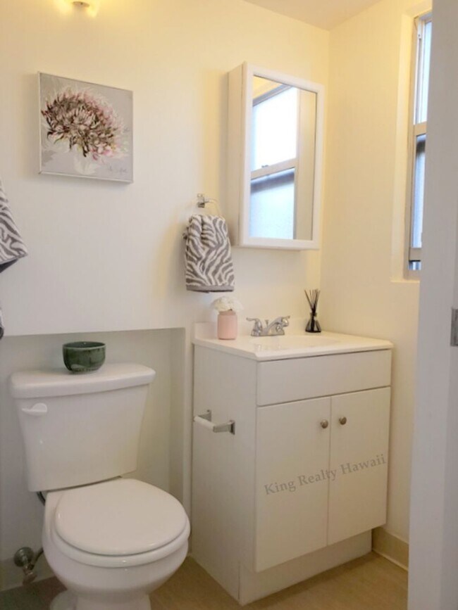 Building Photo - **UPGRADED, RARE Only 2 units per floor! 2...