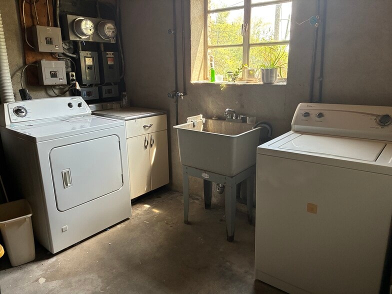 Shared laundry - 1130 River Hill Dr