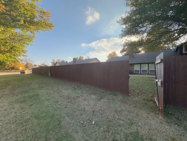 Building Photo - Discover Your Edmond Oasis! AVAILABLE JANU...