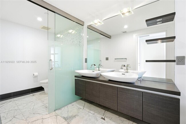 Building Photo - 200 Biscayne Blvd Way