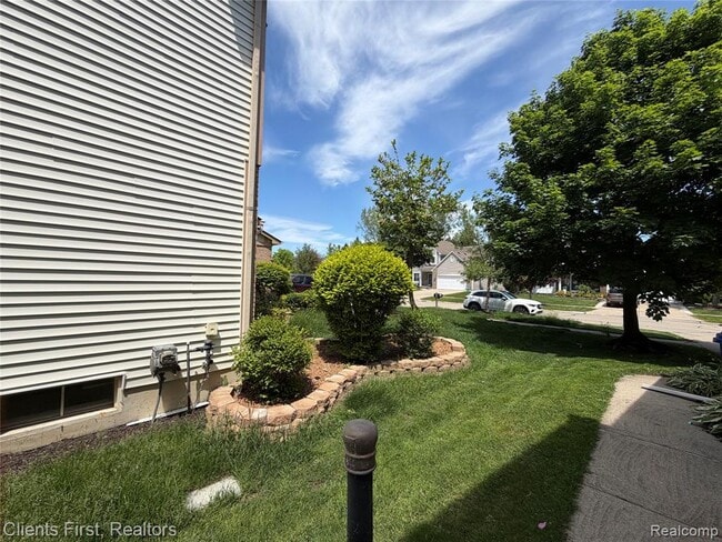 Building Photo - 7043 Foxridge Dr