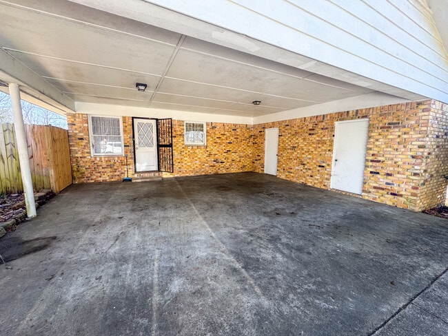 Building Photo - 9245 Summit Dr