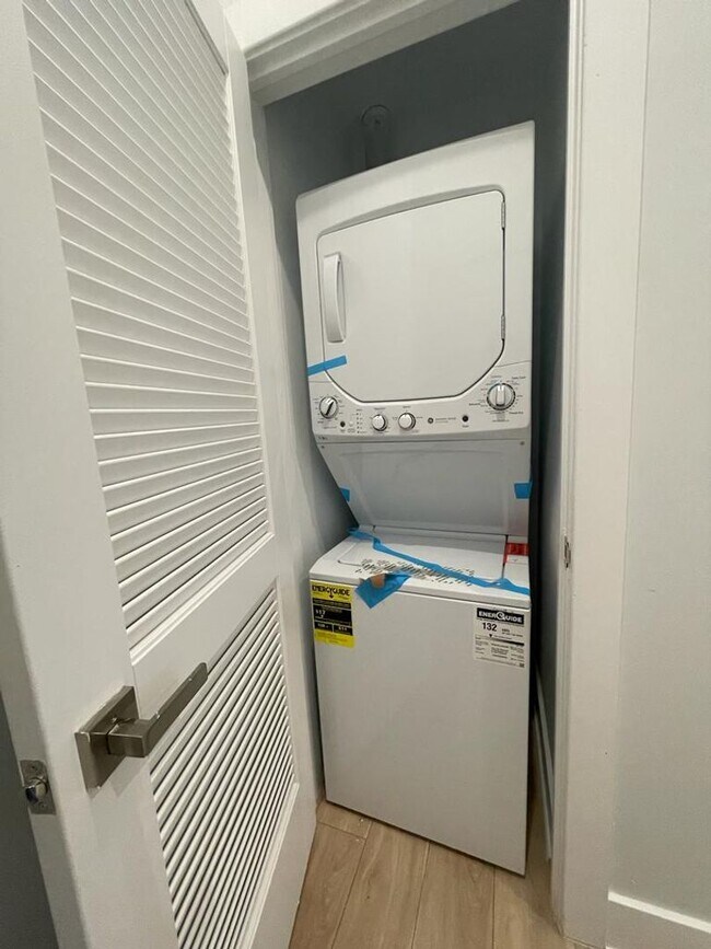 Building Photo - Remodeled Large 3bd/1 House with Rear yard!! Section 8 Welcome!!