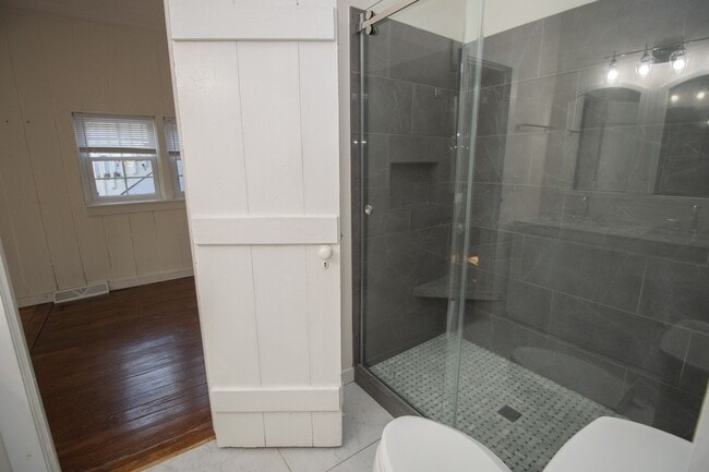 Building Photo - 3 Bedroom, 2.5 Bathroom in Shandon - The F...