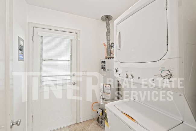 Building Photo - 208 43rd St